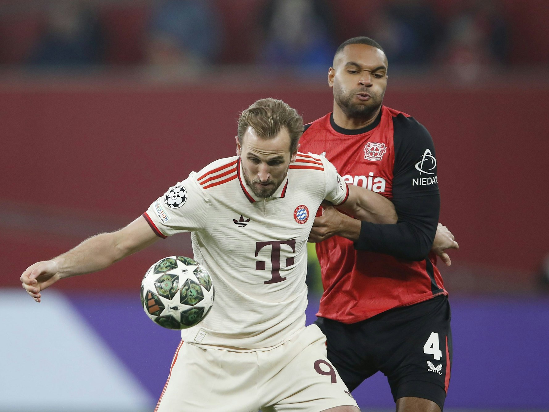 Zweikampf zwischen Harry Kane und Jonathan Tah.