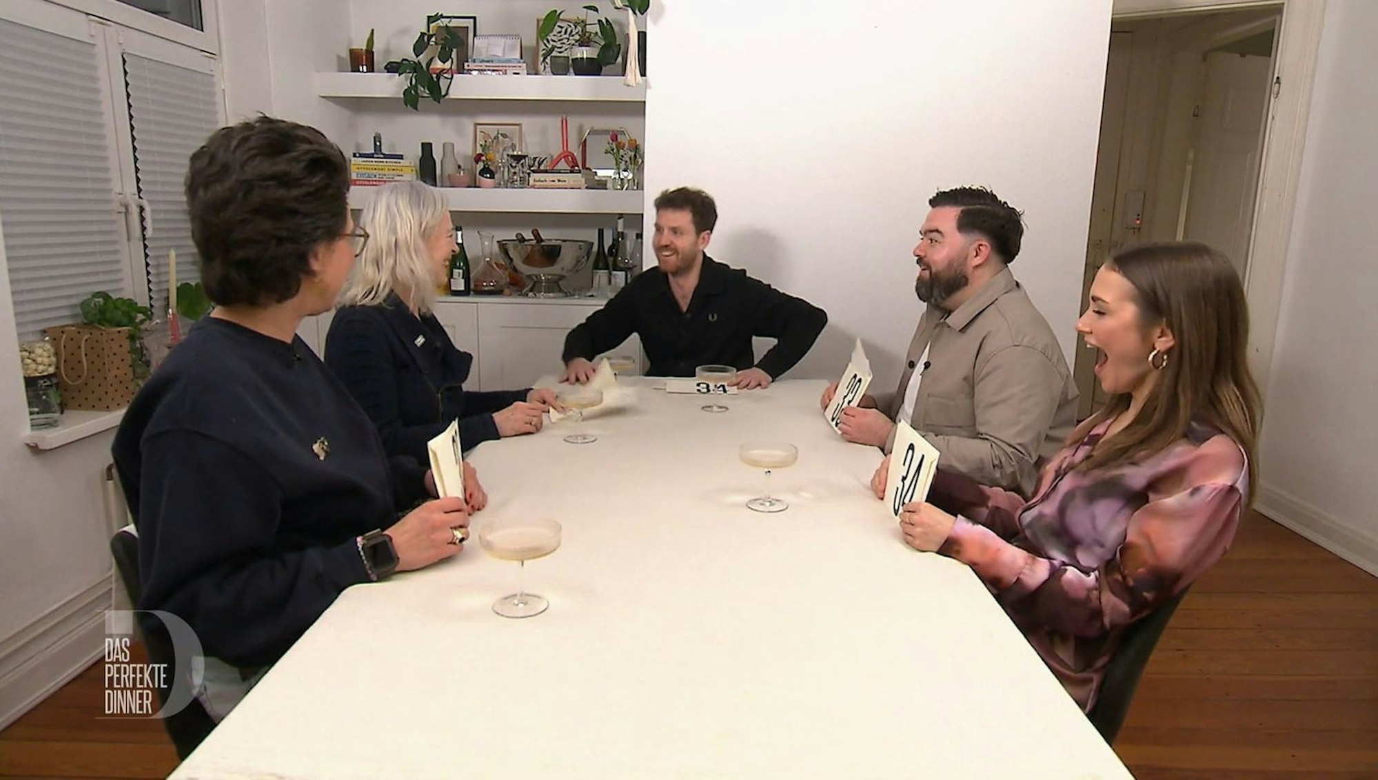 Herzlichen Glückwunsch! Mit 36 Punkten gewinnt Heike (Zweite von links) „Das perfekte Dinner“ in Hamburg. (Bild: RTL)