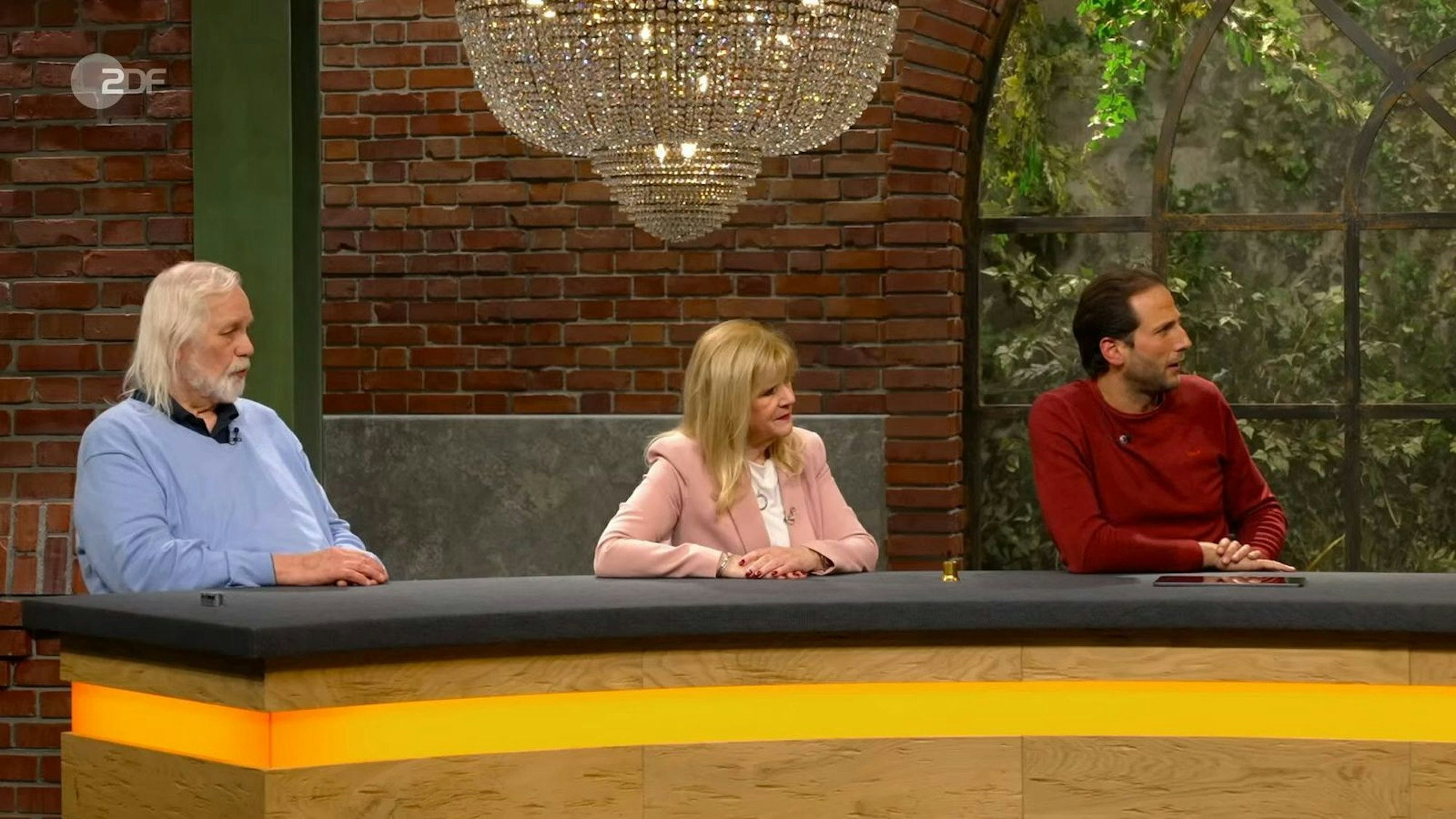 Da konnten die Kollegen nur staunen: Eine Rarität in der Freitagsausgabe der ZDF-Trödelshow fand ein „Bares für Rares“-Händler dermaßen gut, dass er die Verhandlung gleich mit einem hohen Gebot eröffnete. Mit dem genannten Preis ließ er den Rest des Händlerteams auch direkt verstummen ...
(Bild: ZDF)