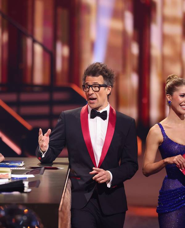 Die Moderatoren, Daniel Hartwich (2.v.r.) und Victoria Swarovski (r), und die Jurymitglieder Jorge Gonzalez (l-r), Motsi Mabuse und Joachim Llambi stehen im Finale der RTL-Tanzshow „Let’s Dance“ im Coloneum.