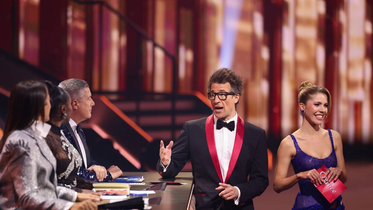 Die Moderatoren, Daniel Hartwich (2.v.r.) und Victoria Swarovski (r), und die Jurymitglieder Jorge Gonzalez (l-r), Motsi Mabuse und Joachim Llambi stehen im Finale der RTL-Tanzshow „Let’s Dance“ im Coloneum.