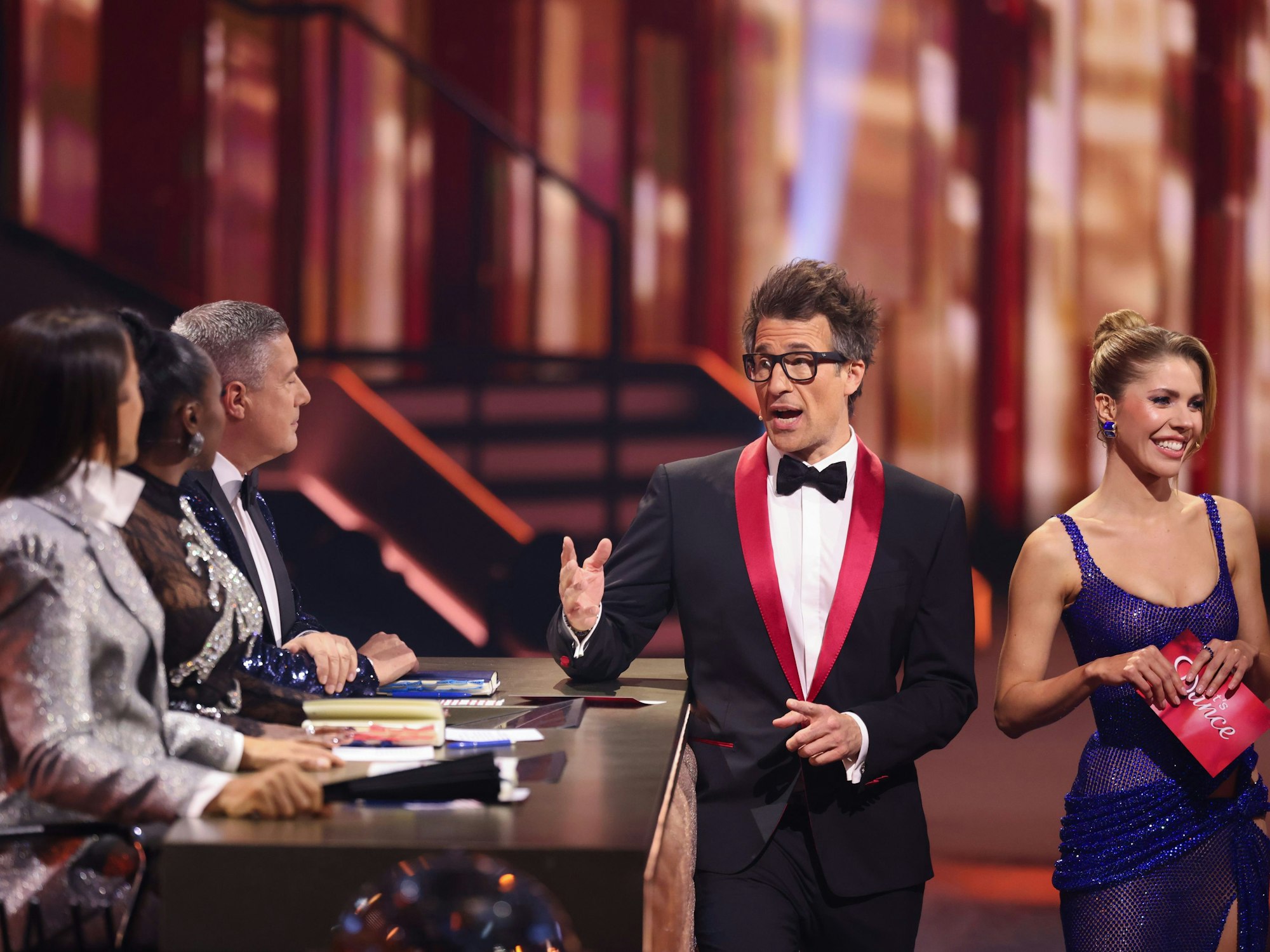 Die Moderatoren, Daniel Hartwich (2.v.r.) und Victoria Swarovski (r), und die Jurymitglieder Jorge Gonzalez (l-r), Motsi Mabuse und Joachim Llambi stehen im Finale der RTL-Tanzshow „Let’s Dance“ im Coloneum.