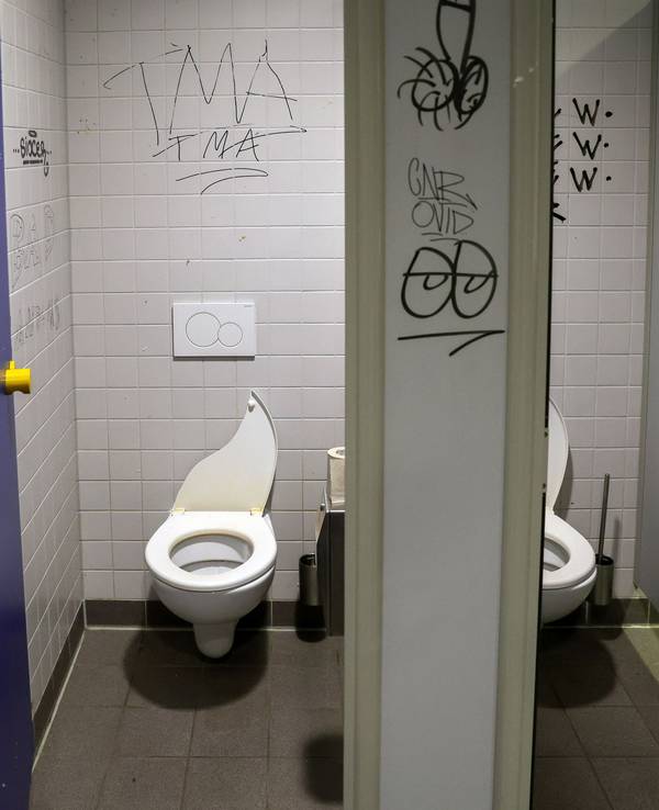 Das Foto zeigt eine Schultoilette
