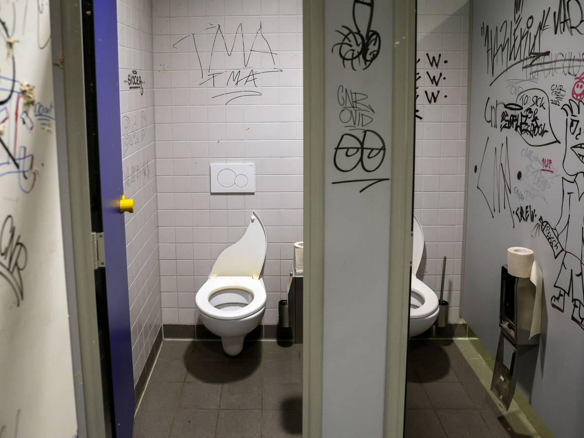 Das Foto zeigt eine Schultoilette
