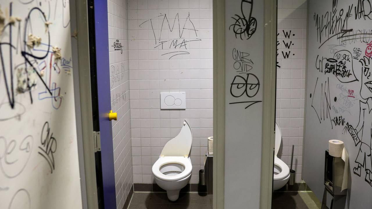 Das Foto zeigt eine Schultoilette