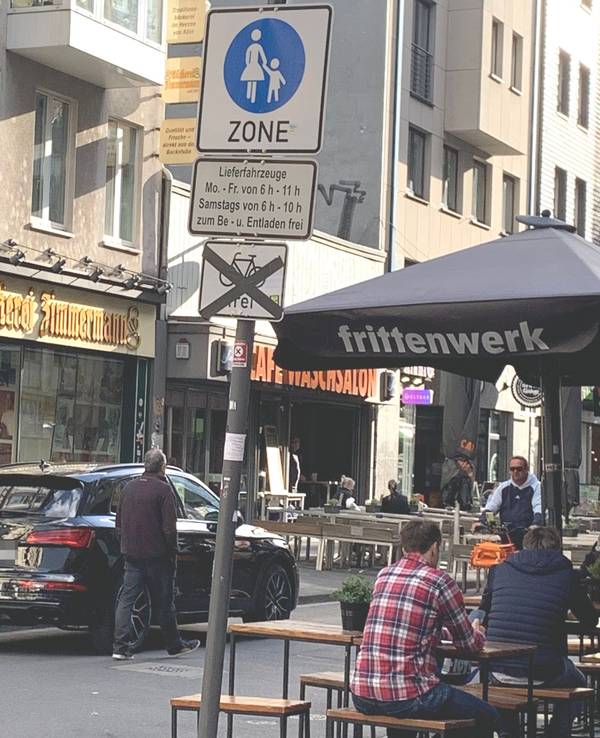Ein Falschparker steht mitten in der Fußgängerzone auf der Ehrenstraße.