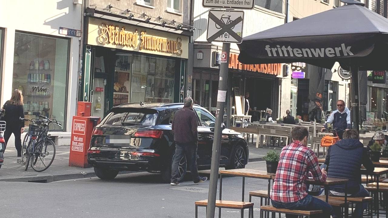 Ein Falschparker steht mitten in der Fußgängerzone auf der Ehrenstraße.