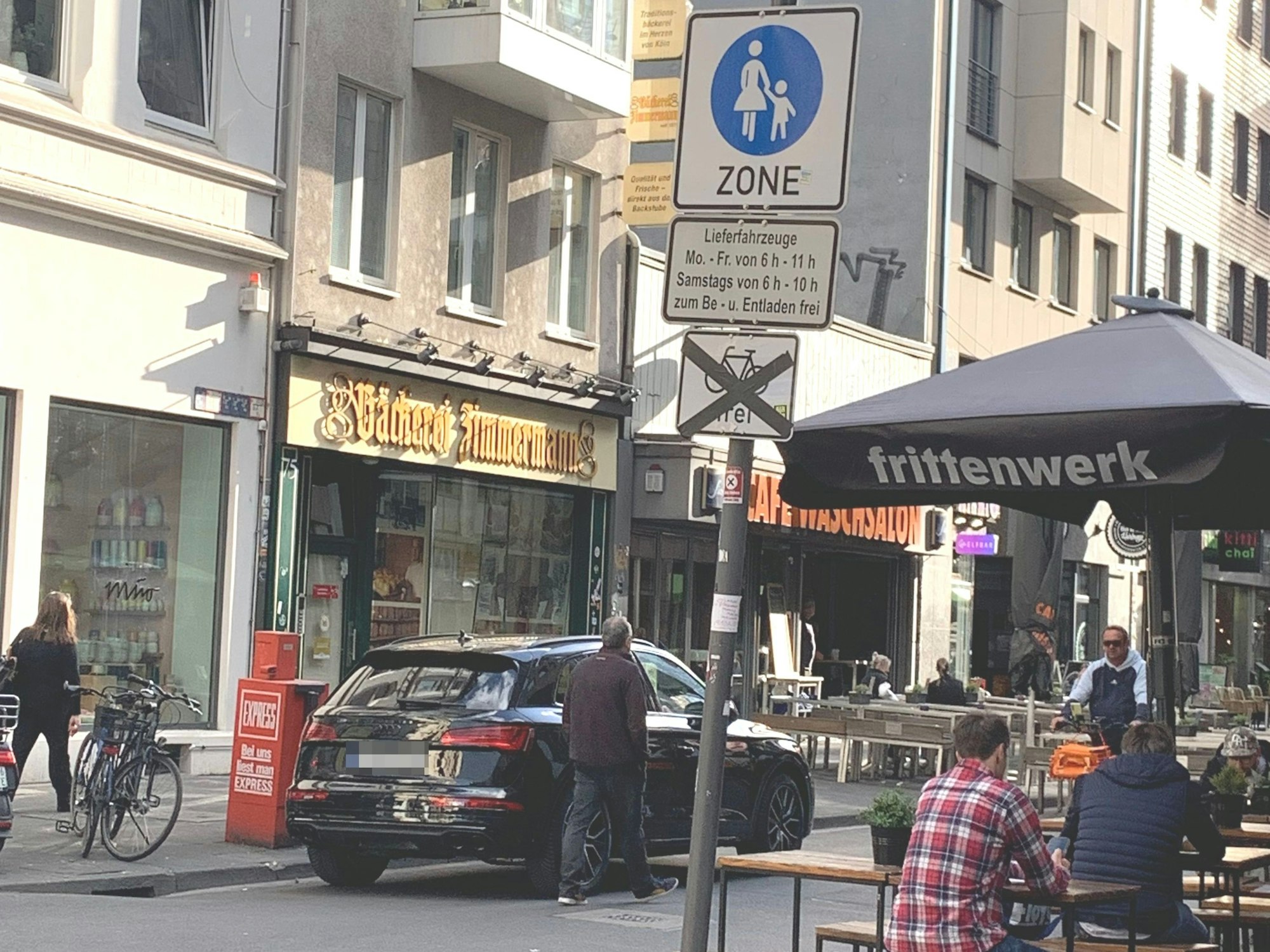 Ein Falschparker steht mitten in der Fußgängerzone auf der Ehrenstraße.