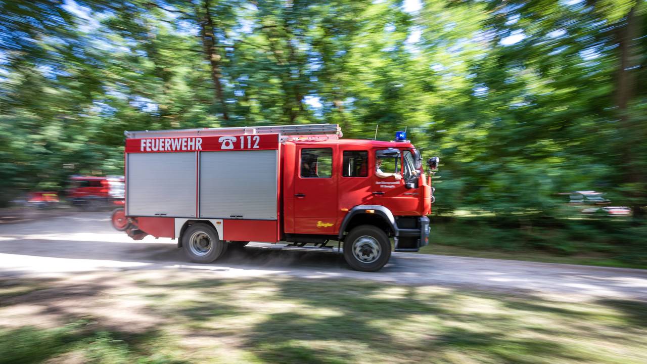 Ein Fahrzeug der Feuerwehr fährt in Brandenburg durch den Wald.