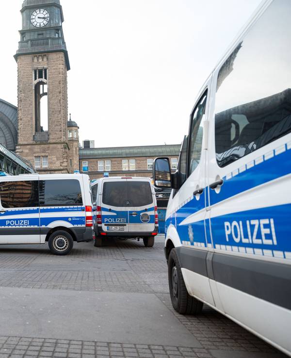 Polizeifahrzeuge stehen im Januar 2025 im Rahmen eines Schwerpunkteinsatzes zum Waffenverbot am Hamburger Hauptbahnhof.