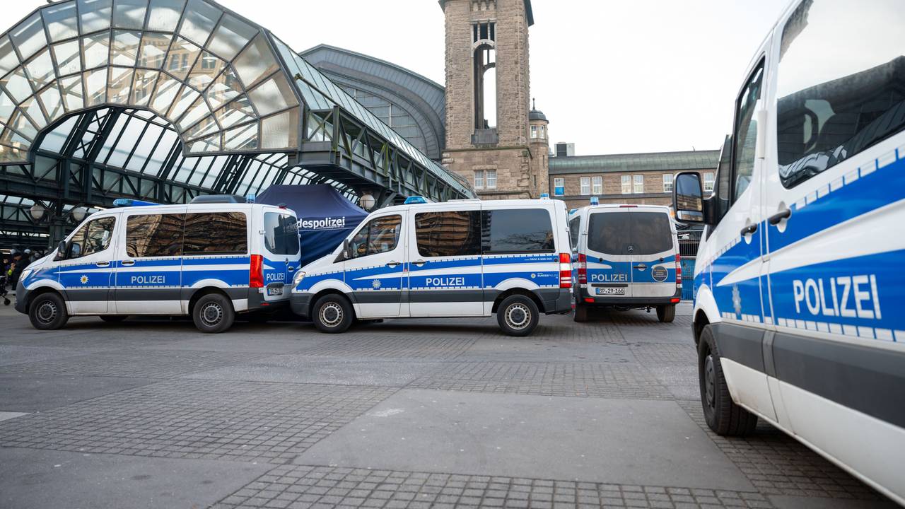 Polizeifahrzeuge stehen im Januar 2025 im Rahmen eines Schwerpunkteinsatzes zum Waffenverbot am Hamburger Hauptbahnhof.
