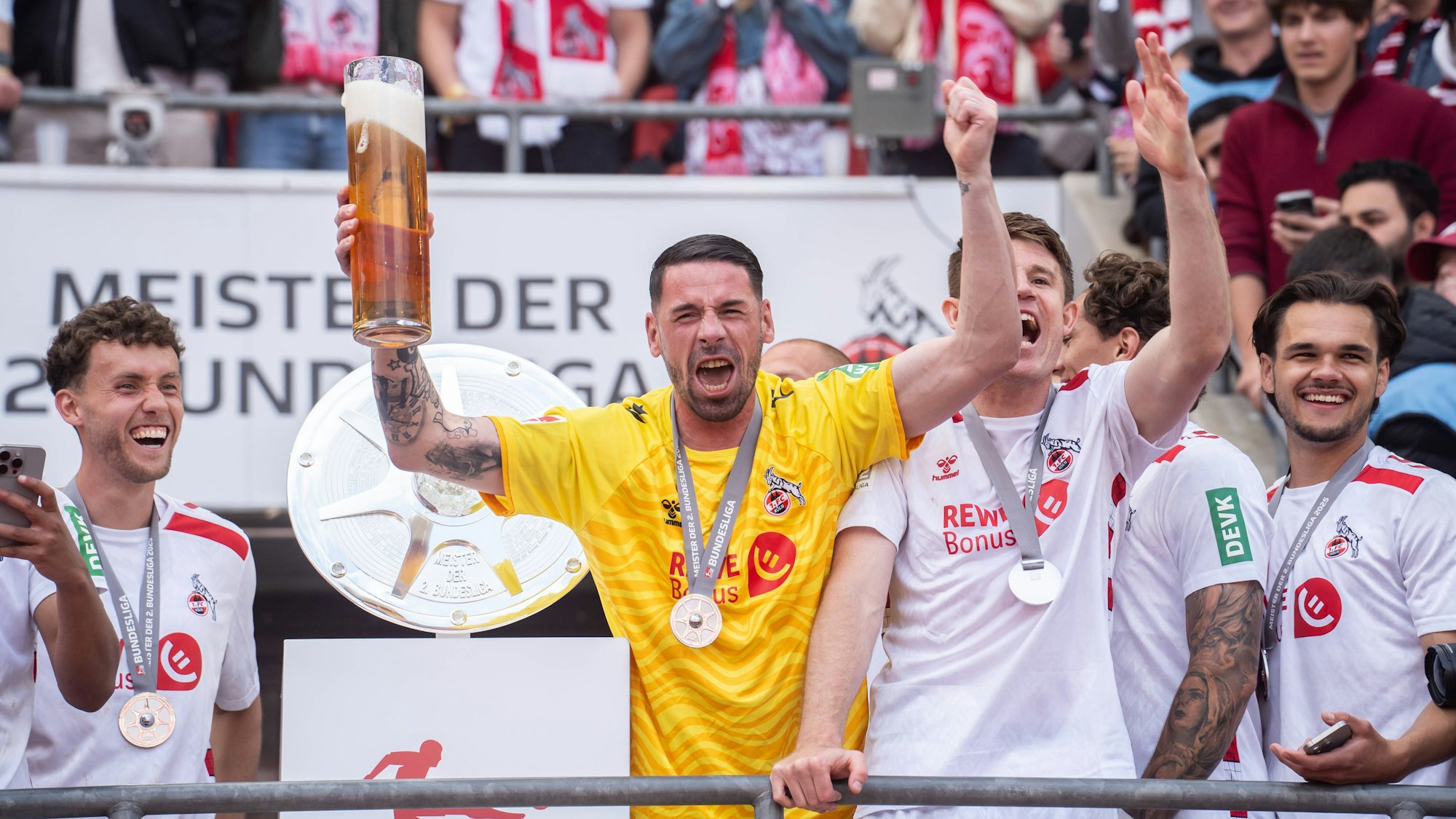 Philipp Pentke feiert den FC-Aufstieg.