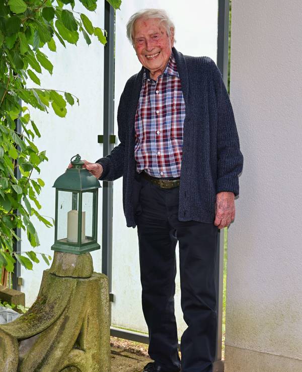 Ludwig Sebus steht auf seiner Terrasse.