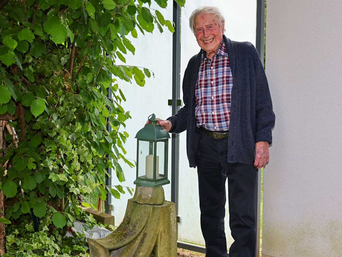Ludwig Sebus steht auf seiner Terrasse.