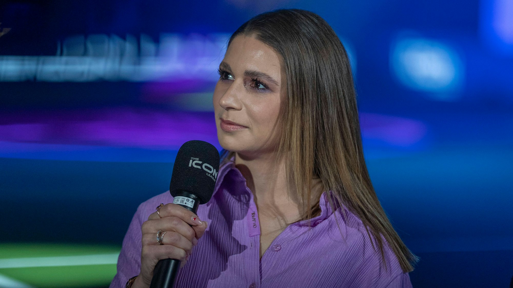 Jana Wosnitza bei einer Moderation der Icon League.