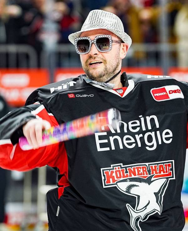 Julius Hudacek tanzt mit Hut und Sonnenbrille auf dem Eis.