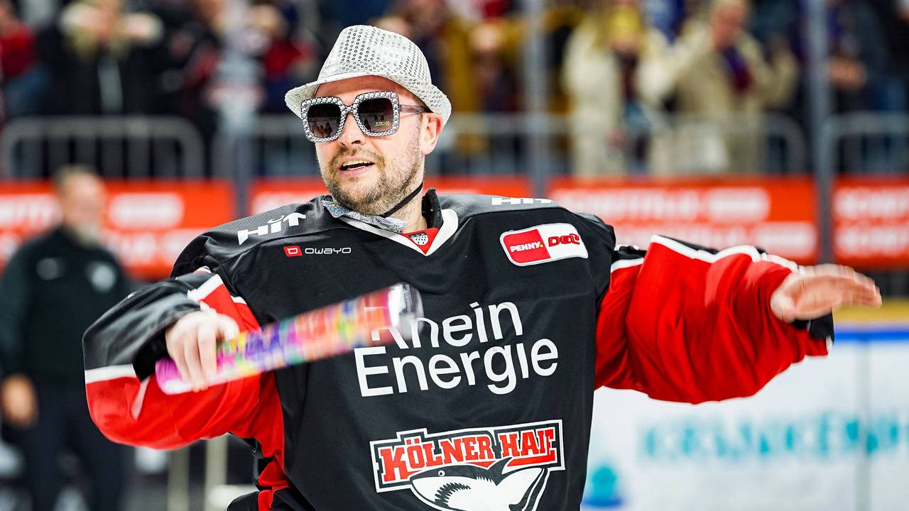 Julius Hudacek tanzt mit Hut und Sonnenbrille auf dem Eis.