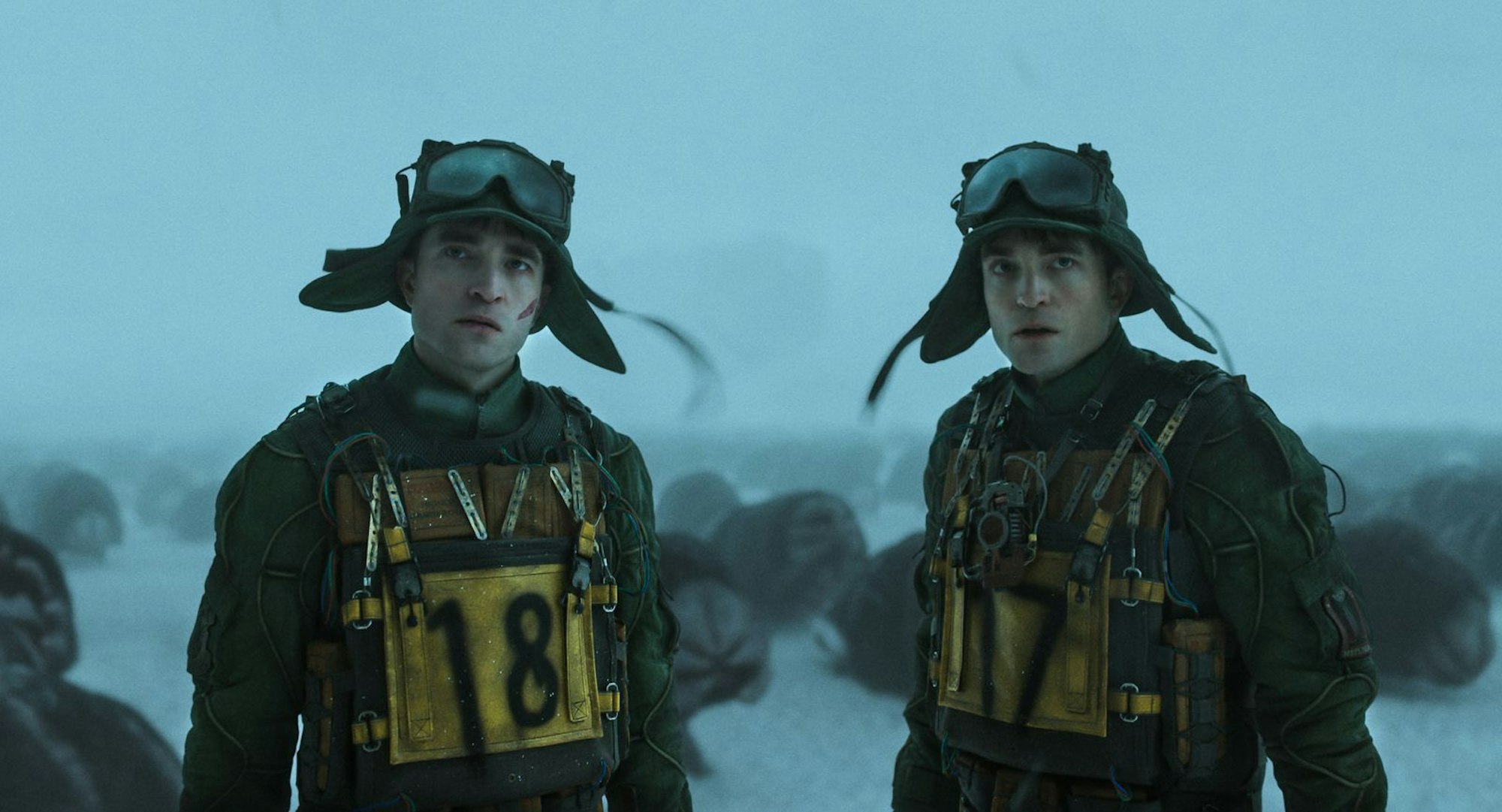 Robert Pattinson mit Robert Pattinson: In „Mickey 17“ übernimmt der Star aus „Twilight“ und „The Batman“ eine spannende Mehrfach-Hauptrolle. (Bild: Warner Bros.)