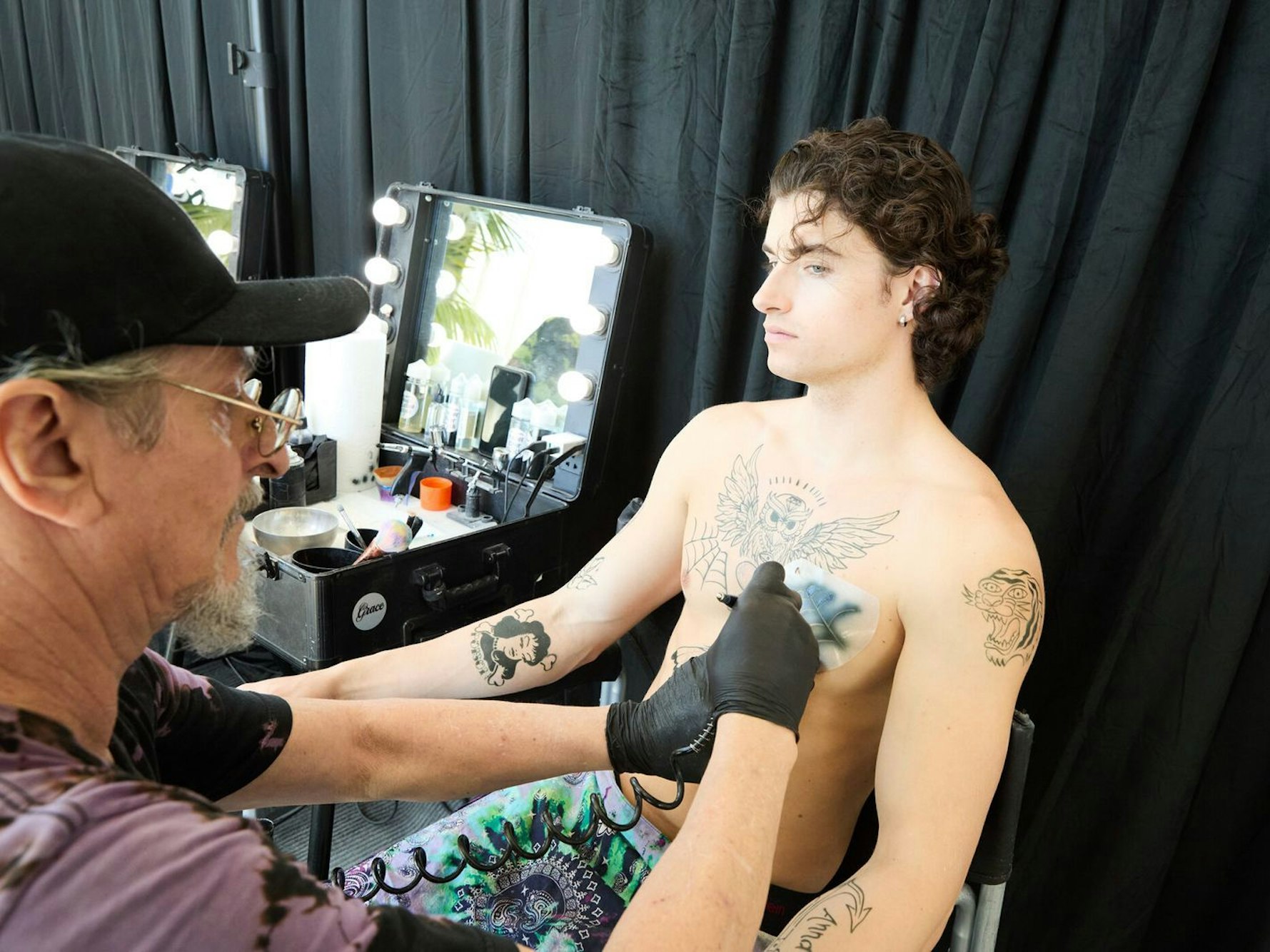 Kevin bekommt ein Airbrush-Tatto fürs Shooting verpasst. (Bild: ProSieben/Max Montgomery)