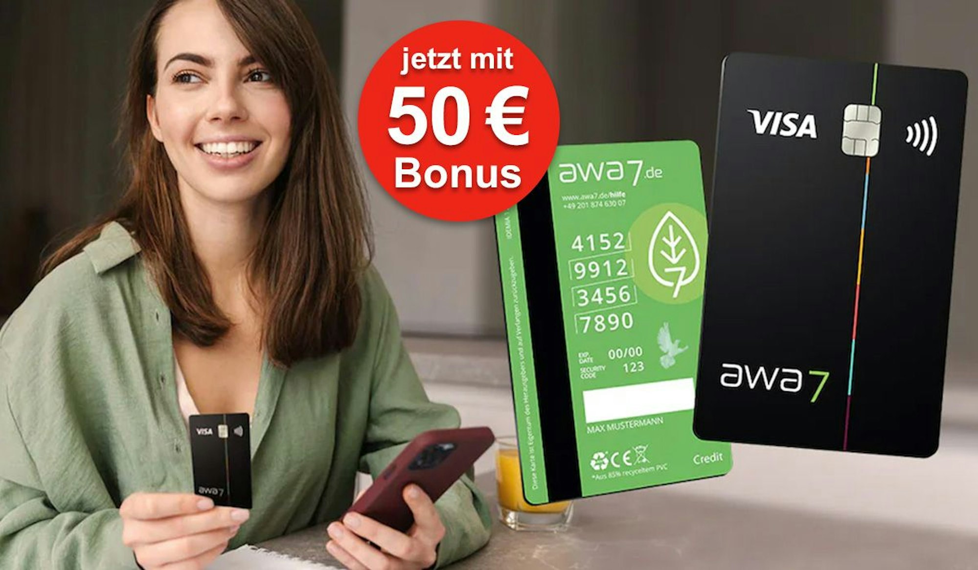 Eine junge Frau lächelt und hält die awa7 Visa Kreditkarte und ein Smartphone in der Hand.