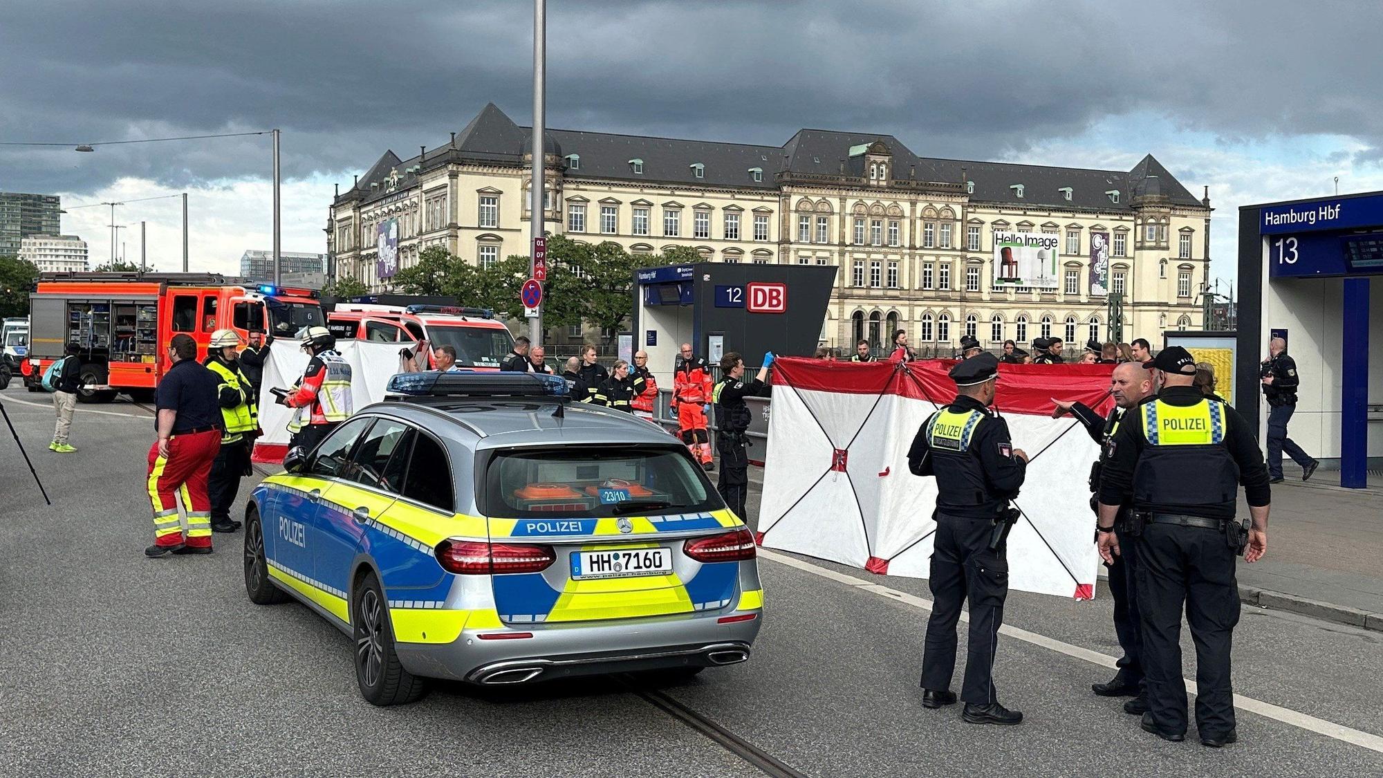 Bei einem Messerangriff im Hamburger Hauptbahnhof sind mehrere Menschen schwer verletzt worden. Die Polizei war mit vielen Einsatzkräften vor Ort.