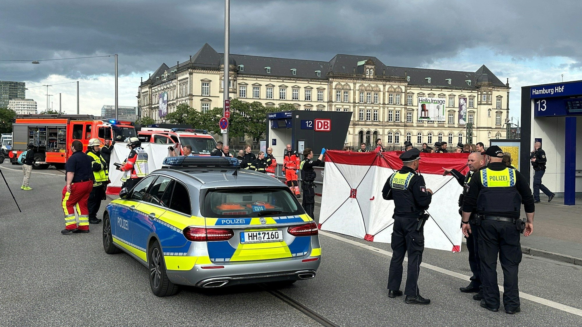 Bei einem Messerangriff im Hamburger Hauptbahnhof sind mehrere Menschen schwer verletzt worden. Die Polizei war mit vielen Einsatzkräften vor Ort.
