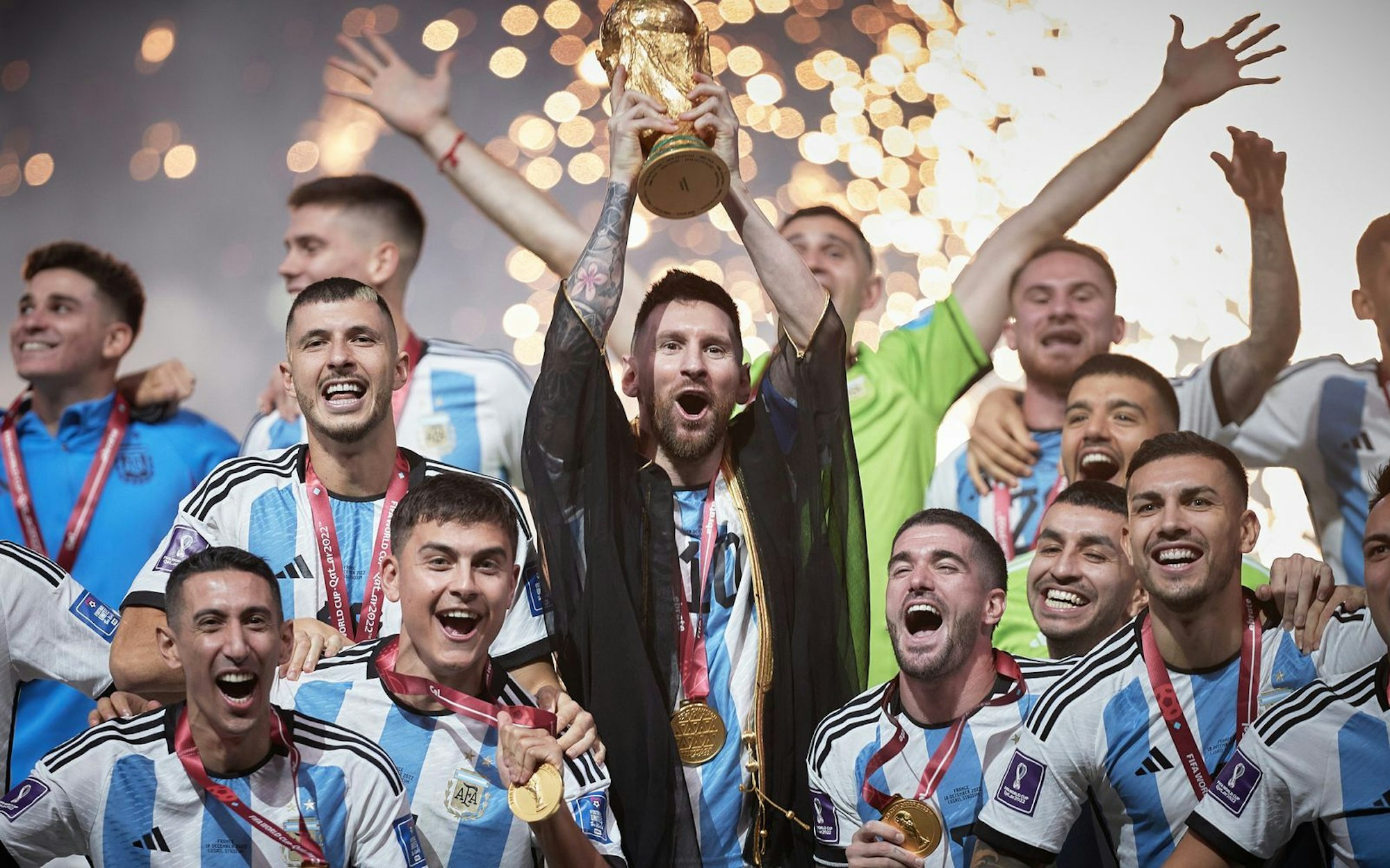 2022 reckte Lionel Messi den WM-Pokal für Argentinien in die Höhe. 2026 steht in den USA, Kanada und Mexiko das nächste Großturnier an. (Bild: Getty Images / Julian Finney)