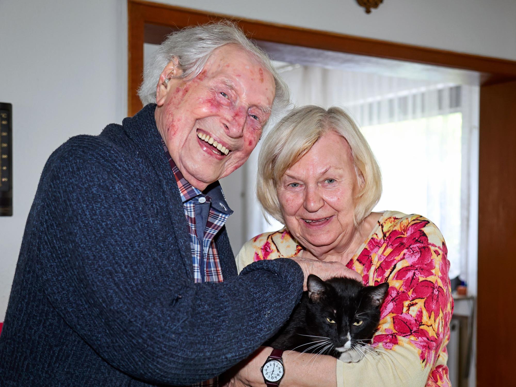 Ludwig Sebus mit Inge Hellwig und Kater Heino.