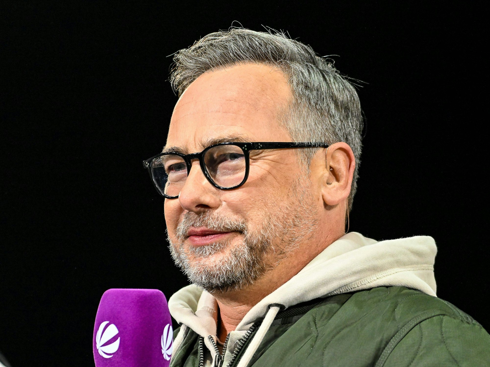 Matthias Opdenhövel mit Mikro in der Hand.