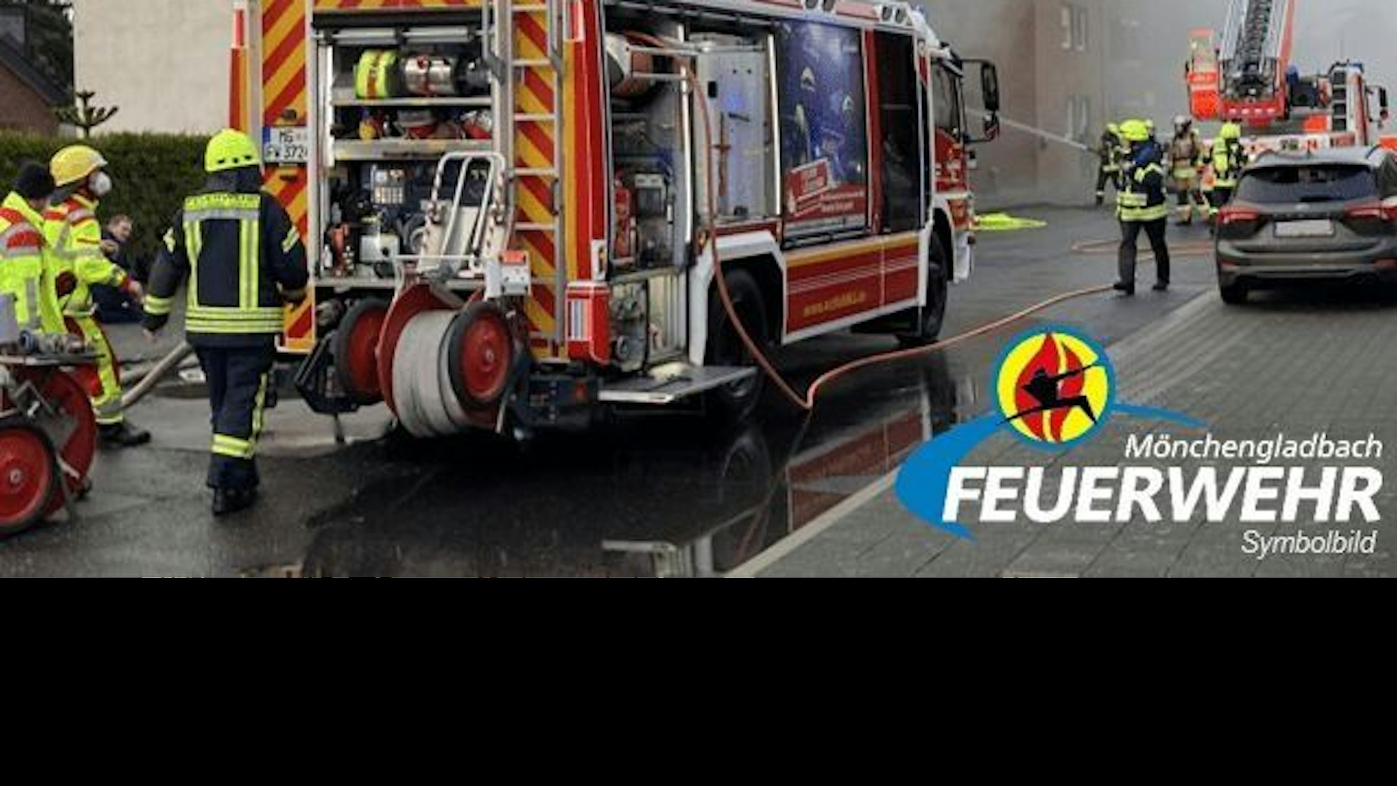 Feuerwehreinsatz zur Bekämpfung eines Bahndammbrandes in Mönchengladbach-Wickrath. Die Feuerwehr löschte brennende Sträucher auf einer Fläche von ca. 50 m² entlang der Bahnstrecke.