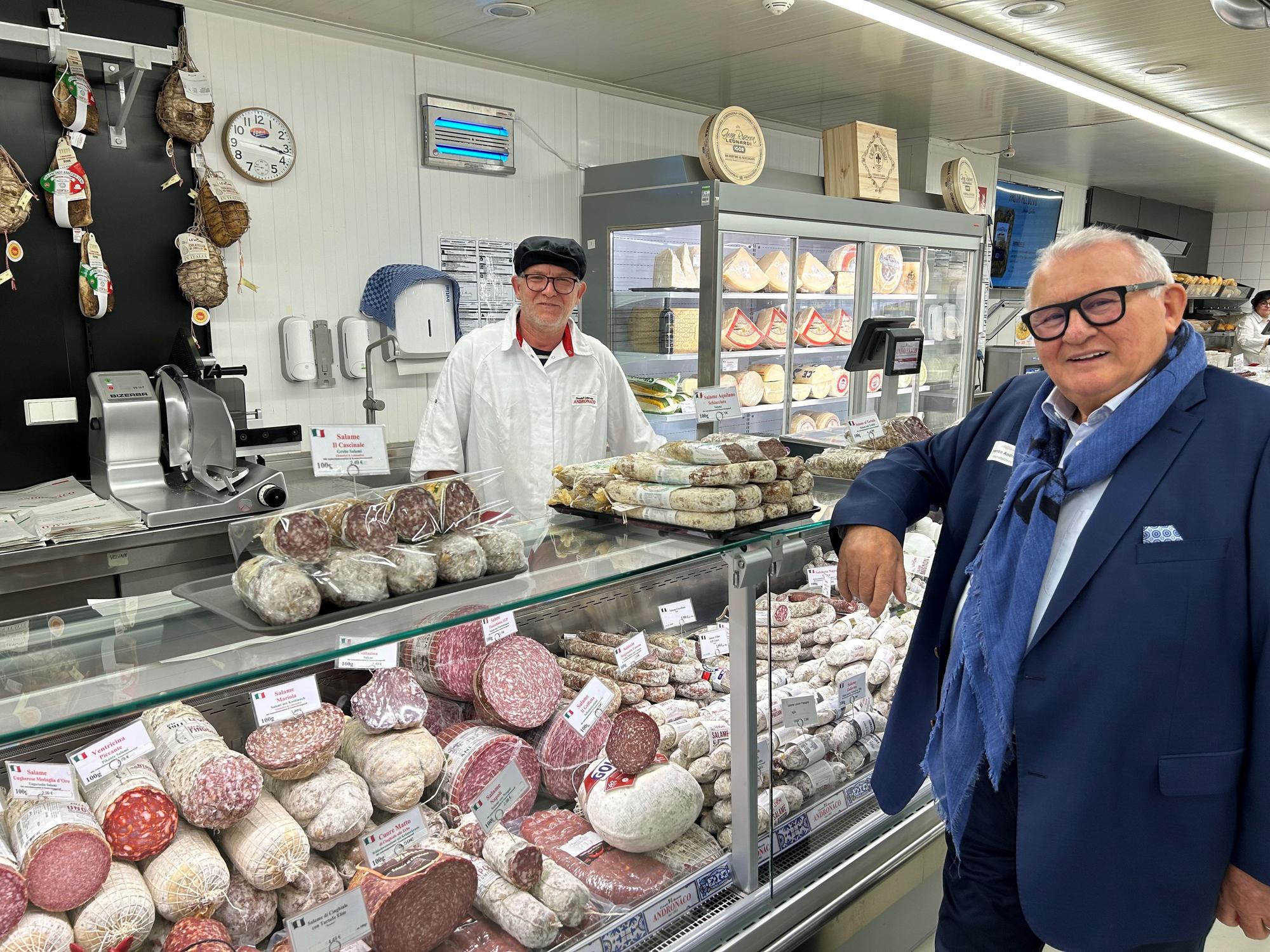 Vincenzo Andronaco an seiner Frischetheke im Markt.