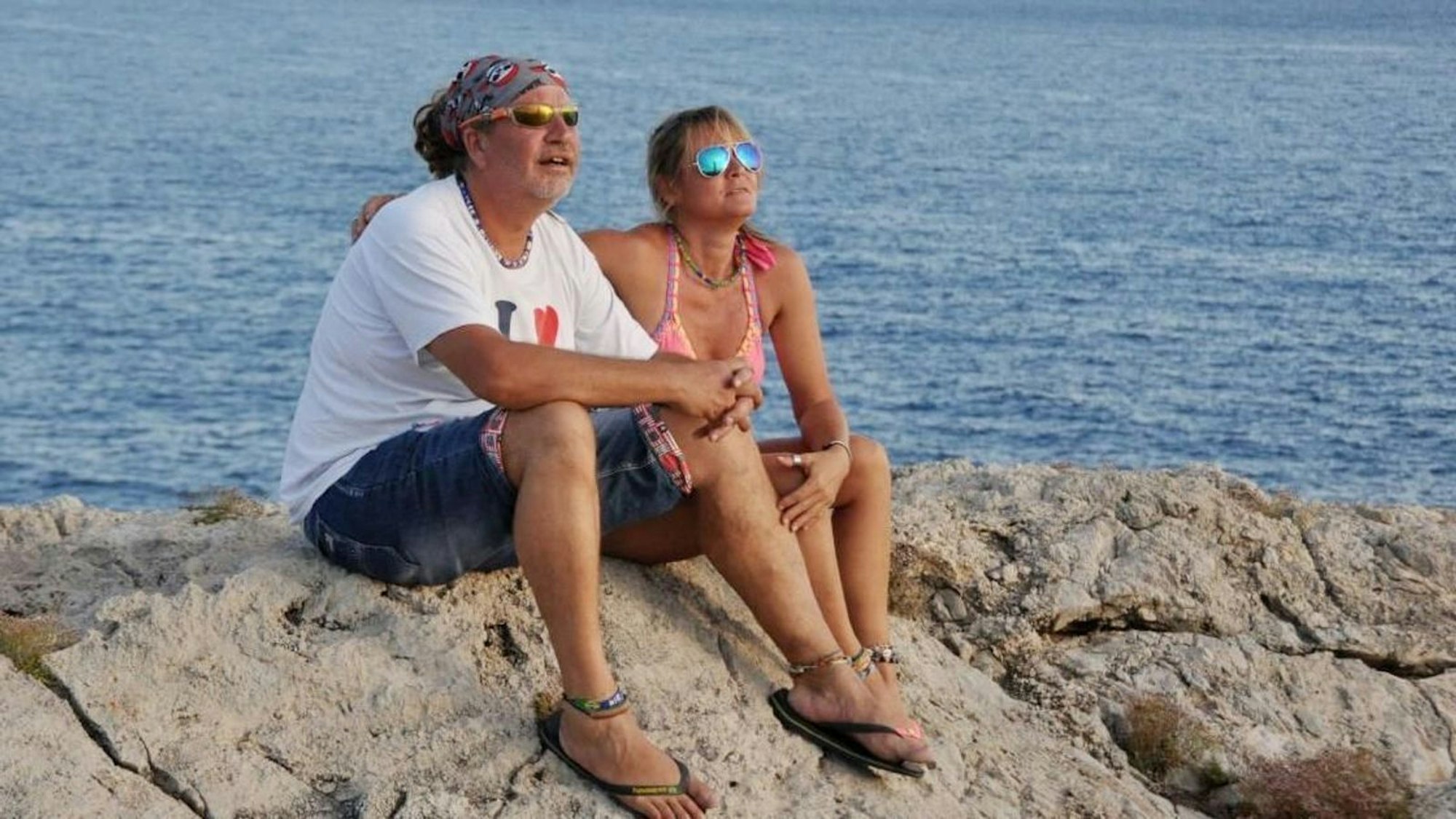 Durch Dick und Dünn und um die Welt: Tommy und Kathrin Mermi-Schmelz gehen seit Jahrzehnten gemeinsam durchs Leben. (Bild: RTL / Norddeich TV / Privat)