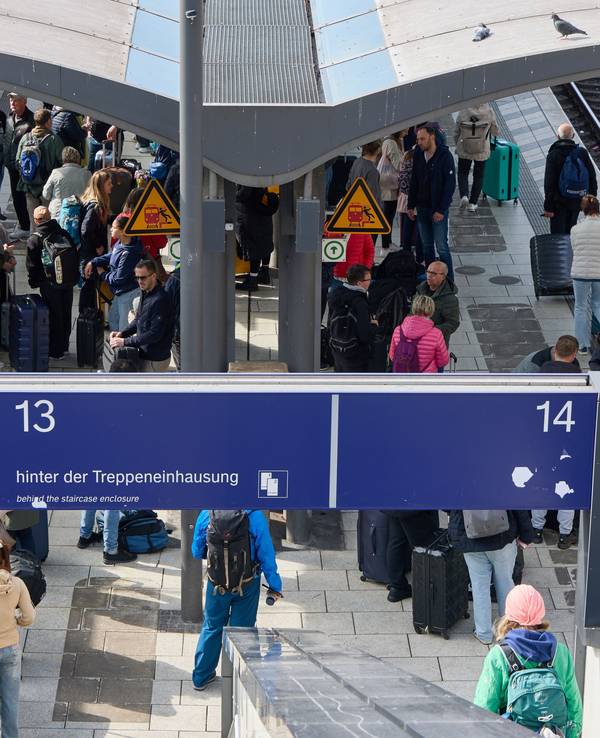 Reisende stehen am Samstag auf dem Bahnsteig von Gleis 13 und 14 am Hamburger Hauptbahnhof. Dort waren bei einem Messerangriff am Freitag mehrere Menschen verletzt worden.