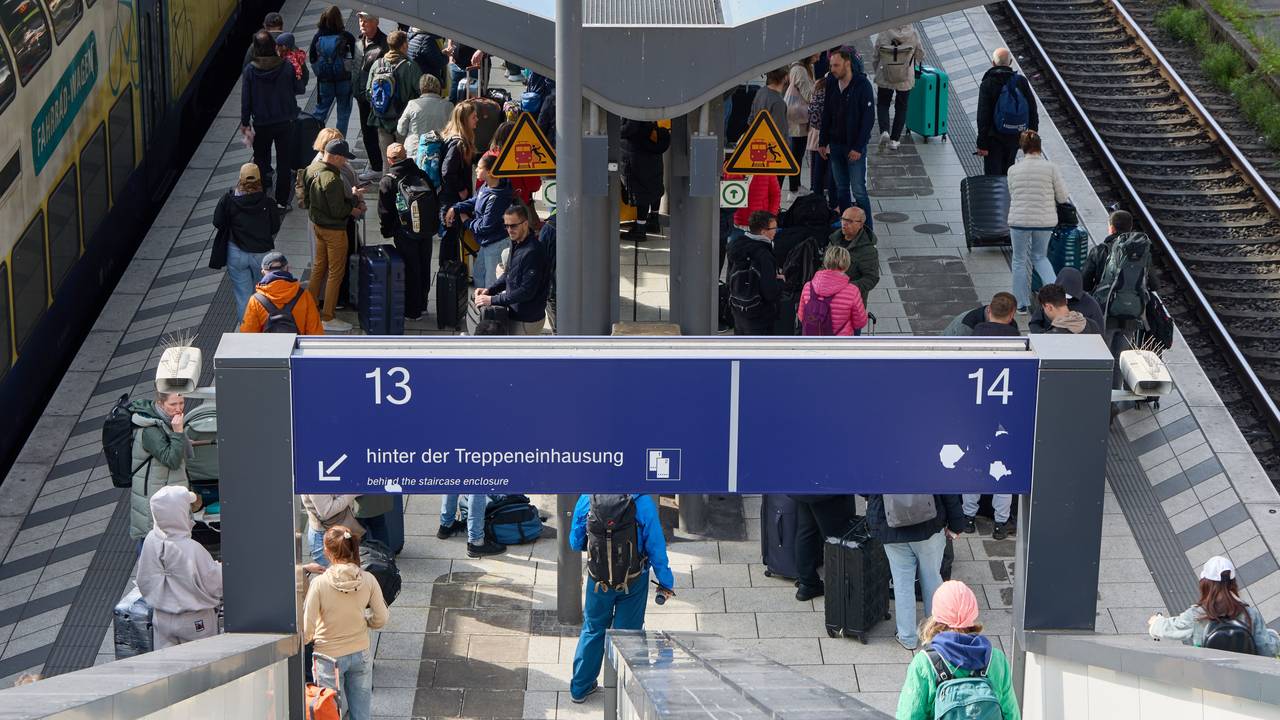 Reisende stehen am Samstag auf dem Bahnsteig von Gleis 13 und 14 am Hamburger Hauptbahnhof. Dort waren bei einem Messerangriff am Freitag mehrere Menschen verletzt worden.