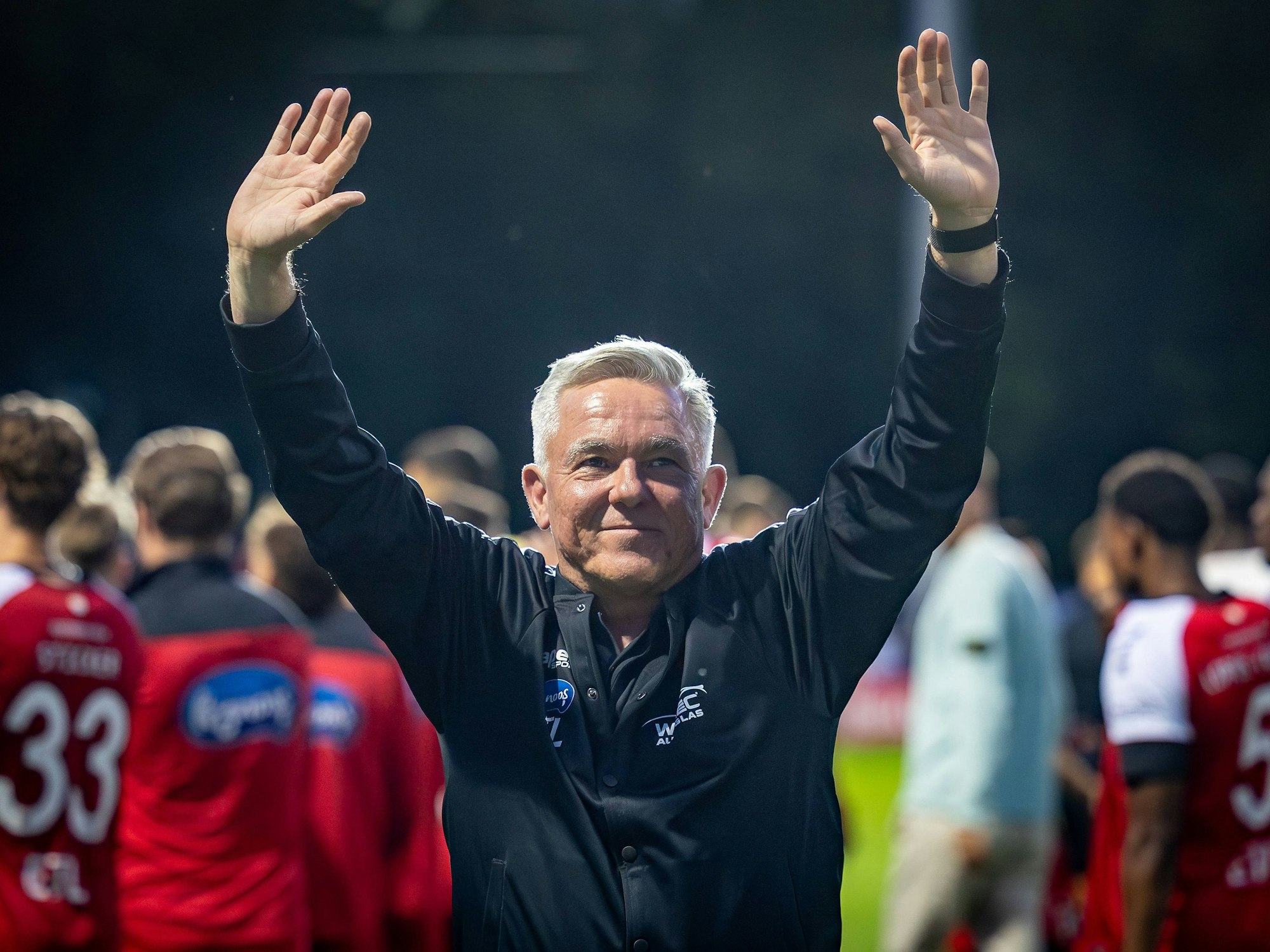 Olaf Janßen winkt den Fans zu.