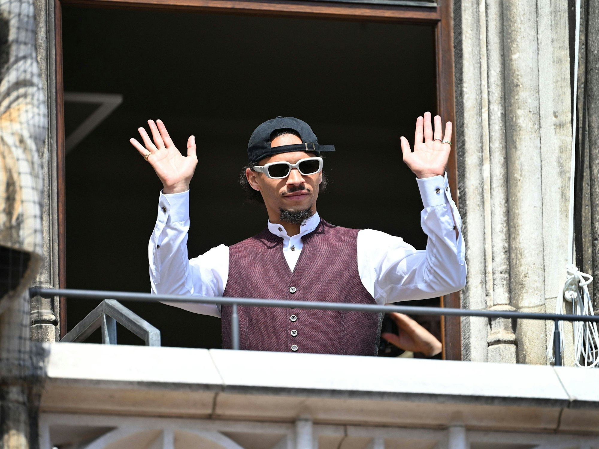 Bayern-Star Leroy Sané am 18. Mai 2025 bei der Meisterfeier der Münchener auf dem Marienplatz.