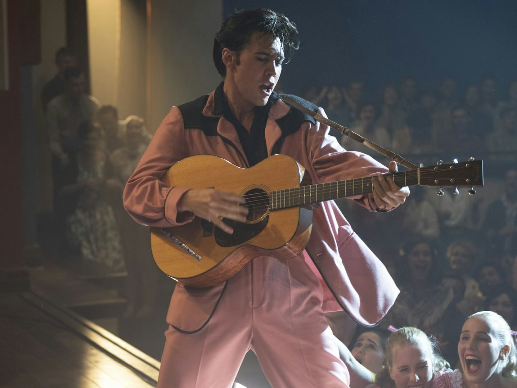 „Herausragend“, so beurteilte Priscilla Presley die Leistung von Hauptdarsteller Austin Butler in „Elvis“.
(Bild: 2022 Warner Bros. Entertainment Inc.)