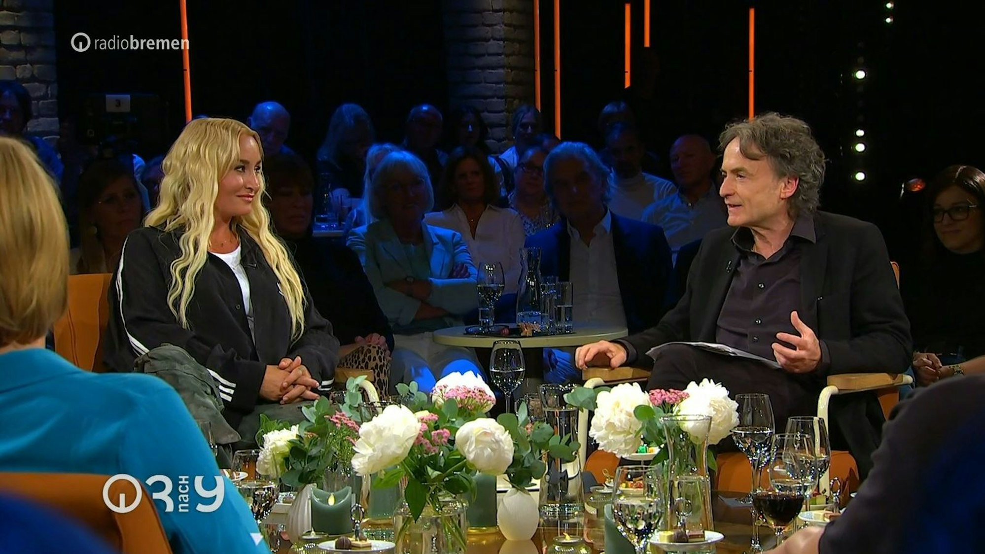 Sarah Connor stellte sich bei „3nach9“ den Fragen von Moderator Giovanni di Lorenzo. (Bild: Radio Bremen)