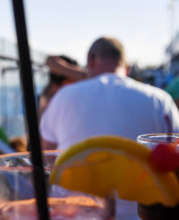 Das Symbolbild zeigt Gäste auf dem Deck eines Kreuzfahrtschiffes.