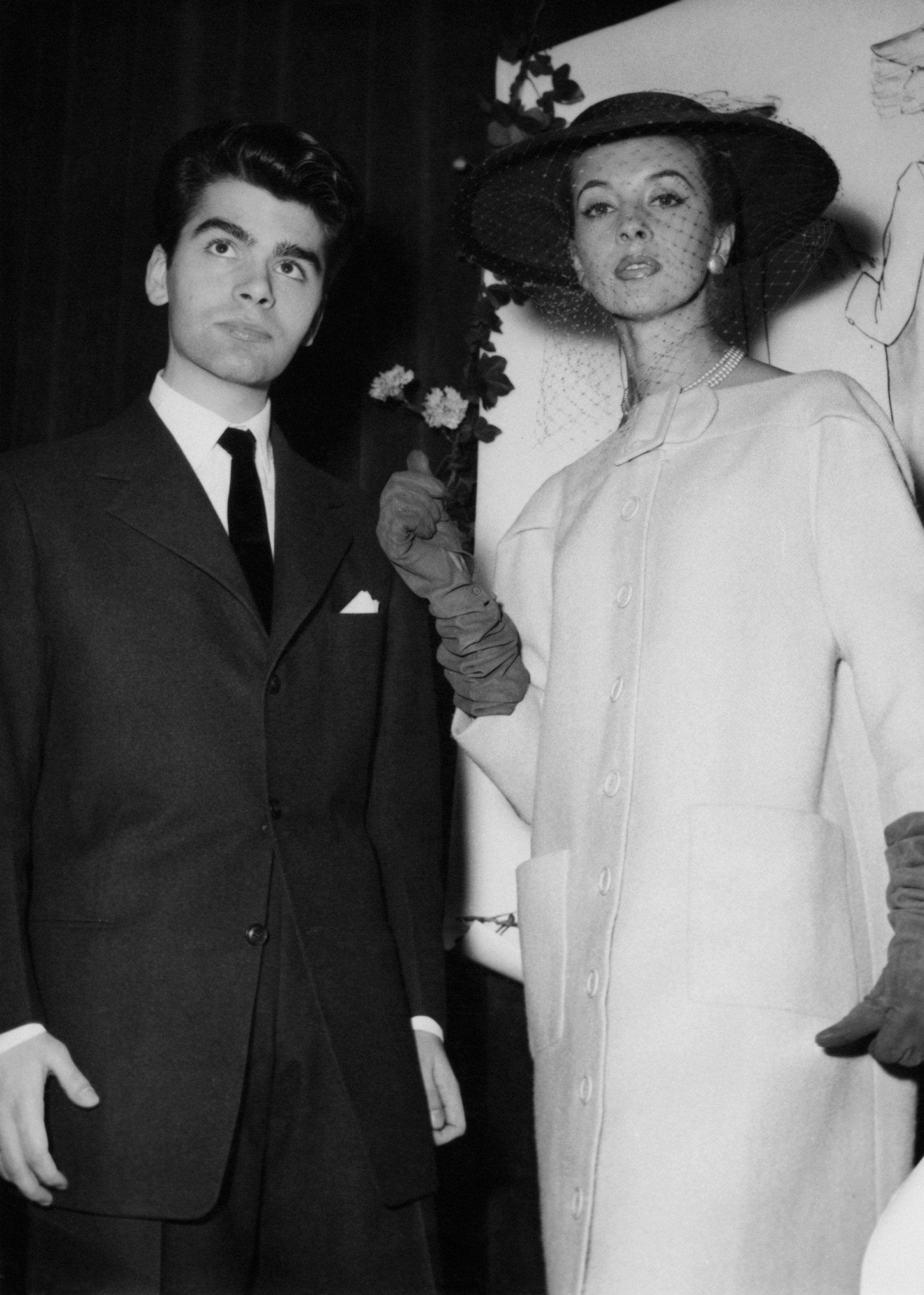 Dieses Bild aus dem Dezember 1954 zeigt Lagerfeld nach dem Triumph bei einer Modeschau. Das Stilbewusstsein sieht man ihm bereits an. Trotzdem: Hätten Sie ihn erkannt? (Bild: Keystone/Hulton Archive/Getty Images)