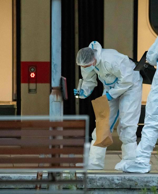 Beamte der Kriminalpolizei untersuchen den Bahnsteig des Hamburger Hauptbahnhofs, wo am 23. Mai 2025 mindestens zwölf Menschen bei einem Messerangriff verletzt wurden.