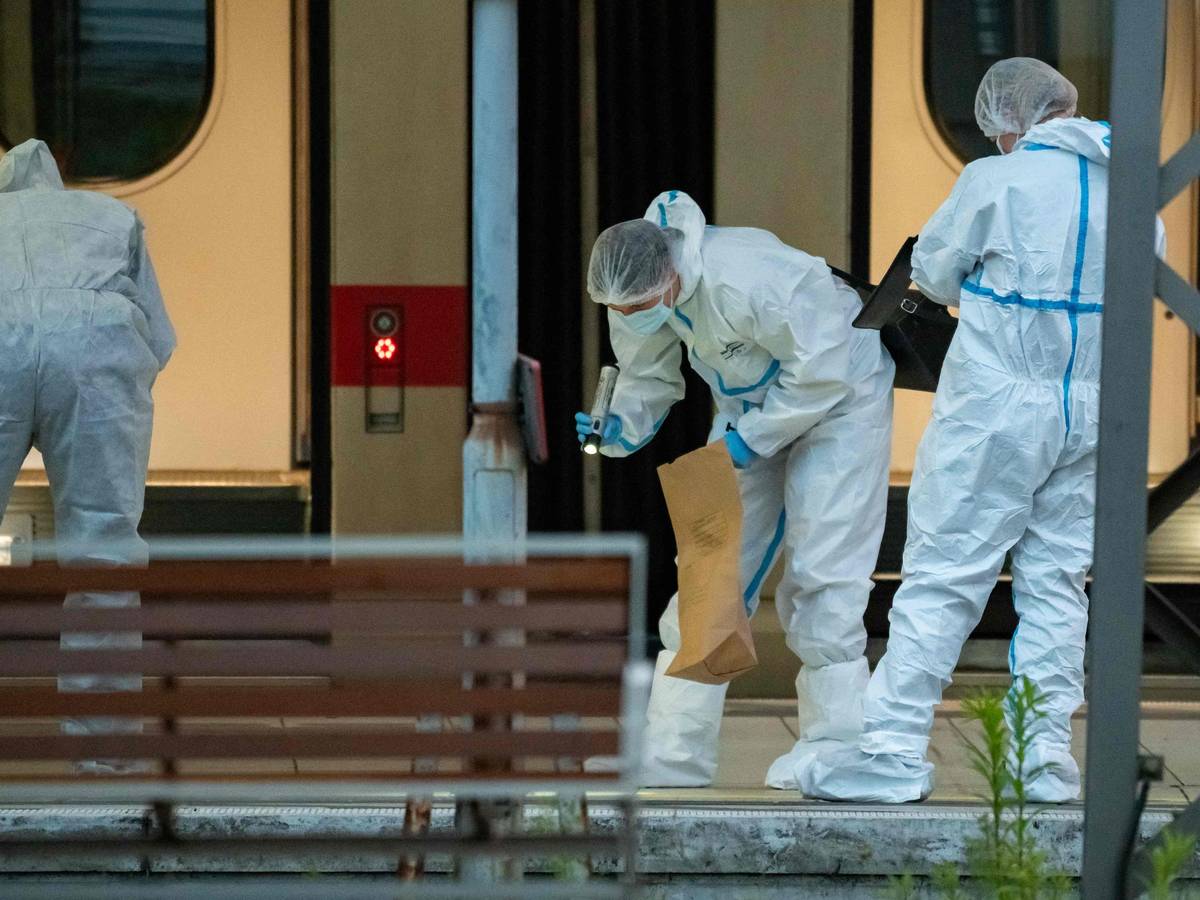 Beamte der Kriminalpolizei untersuchen den Bahnsteig des Hamburger Hauptbahnhofs, wo am 23. Mai 2025 mindestens zwölf Menschen bei einem Messerangriff verletzt wurden.