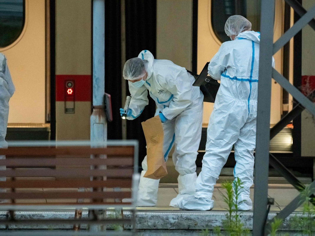 Beamte der Kriminalpolizei untersuchen den Bahnsteig des Hamburger Hauptbahnhofs, wo am 23. Mai 2025 mindestens zwölf Menschen bei einem Messerangriff verletzt wurden.