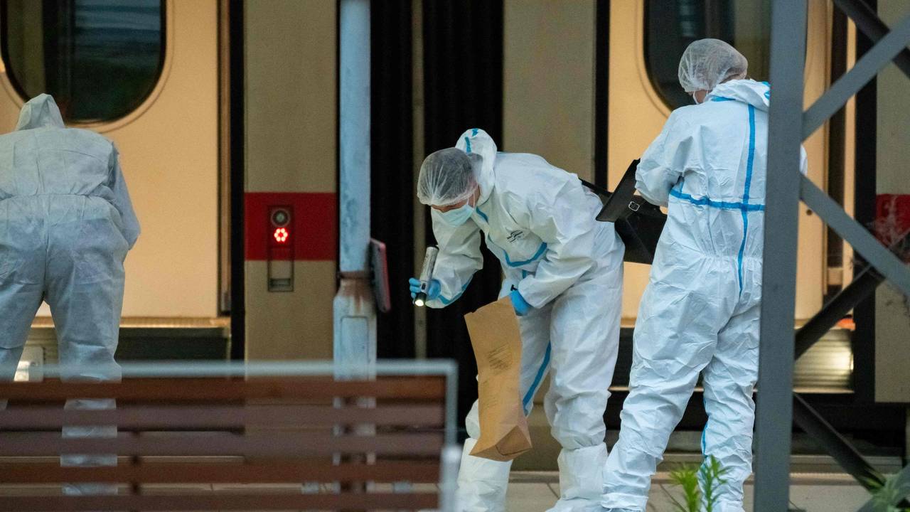 Beamte der Kriminalpolizei untersuchen den Bahnsteig des Hamburger Hauptbahnhofs, wo am 23. Mai 2025 mindestens zwölf Menschen bei einem Messerangriff verletzt wurden.