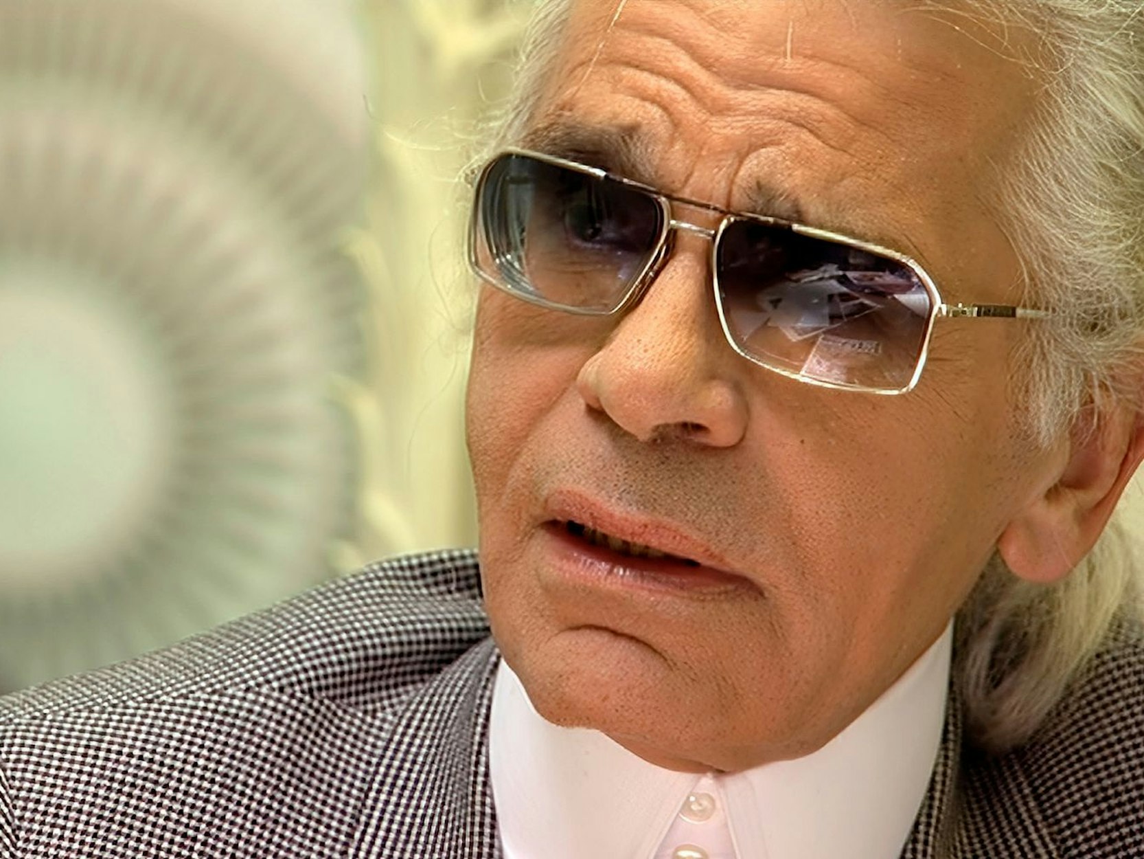 Karl Lagerfeld, mal nicht im schwarzen Outfit, aber mit der gerunzelten Stirn der Skepsis und der Ironie. (Bild: ZDF / Tibor Szalma.)