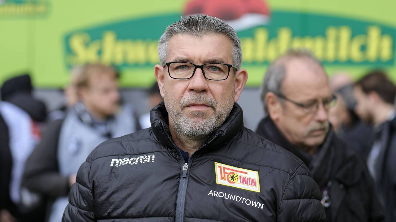Urs Fischer blickt in die Kamera.