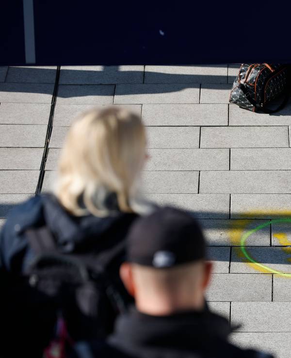 Markierungen sind auf dem Bahnsteig zwischen den Gleisen zu sehen, nach dem Messerangriff vom Freitag am Hamburger Hauptbahnhof, bei dem mehrere Menschen verletzt worden sind.