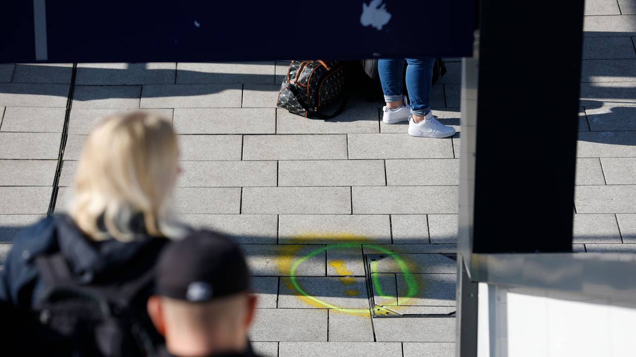 Markierungen sind auf dem Bahnsteig zwischen den Gleisen zu sehen, nach dem Messerangriff vom Freitag am Hamburger Hauptbahnhof, bei dem mehrere Menschen verletzt worden sind.