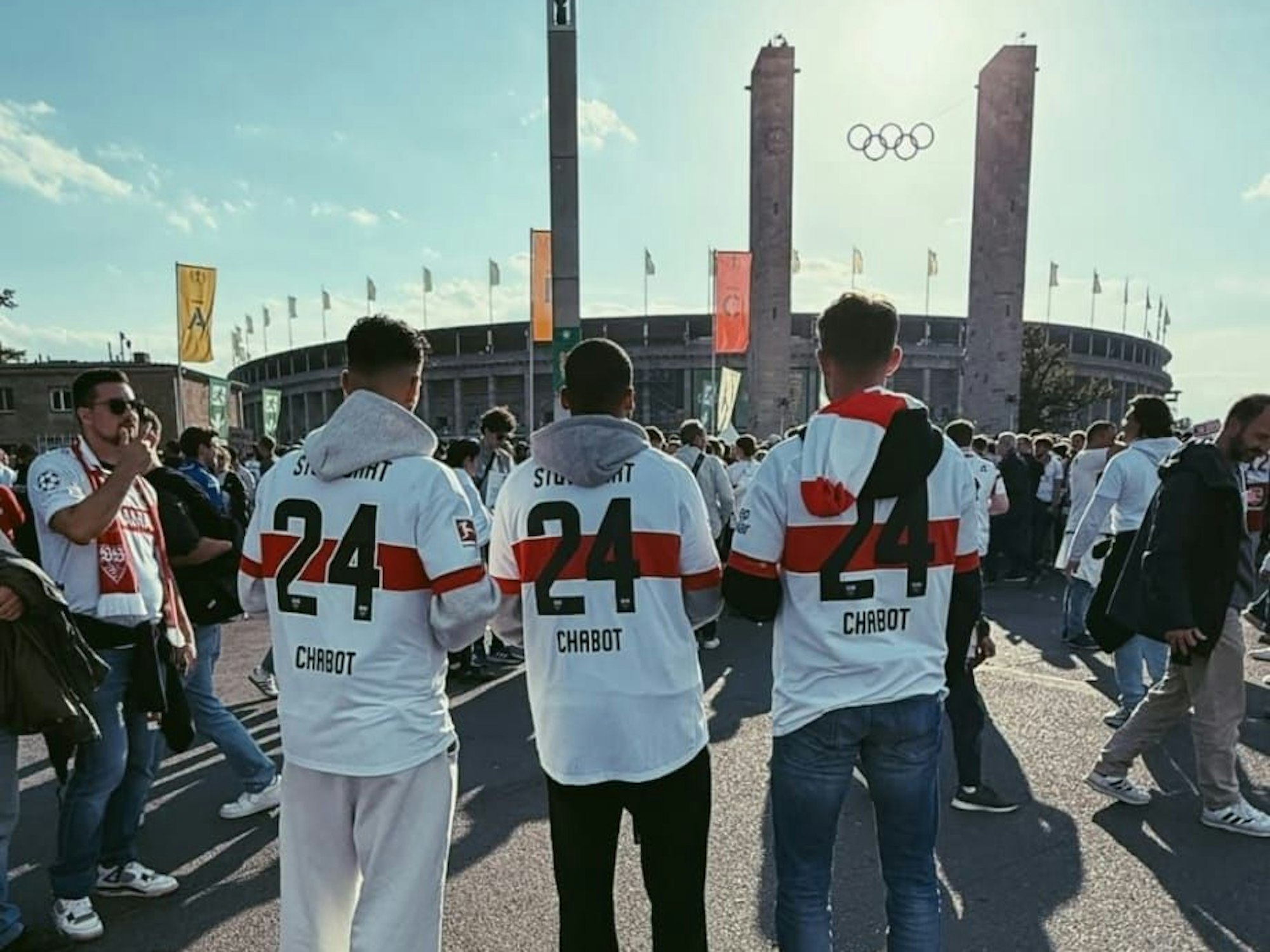 Die FC-Profis Leart Pacarada, Linton Maina und Mark Uth (v.l.n.r.) im Stuttgart-Trikot von Jeff Chabot.
