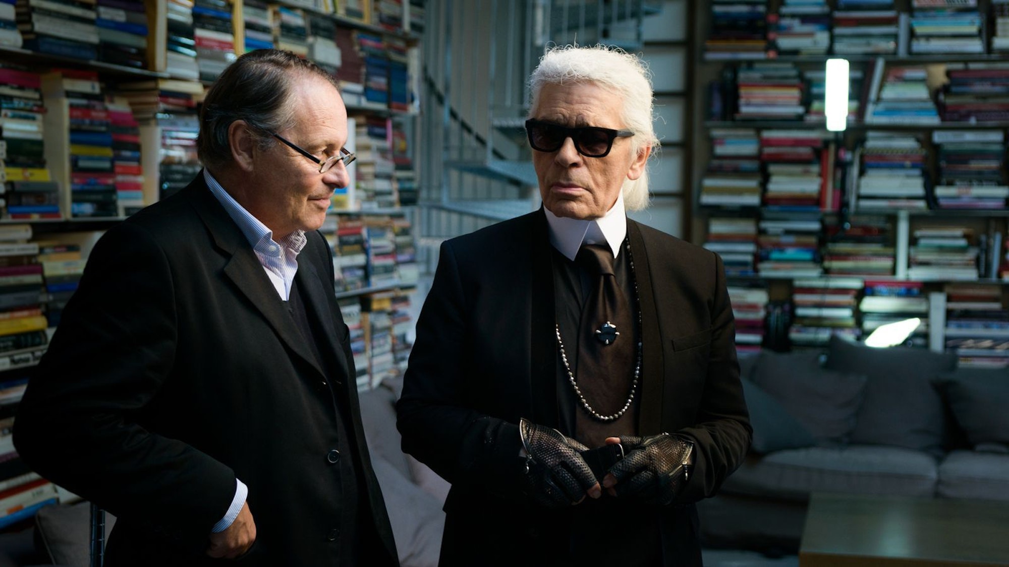 Der neue Dokumentarfilm „Karl - Der Mann hinter der Maske“ von Gero von Boehm (links) wirft einen Blick auf das Leben von Karl Lagerfeld. (Bild: Till Vielrose/ZDF/3sat/dpa/Till Vielrose)